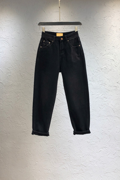 Lihtne kõrge vöökohaga musta värvi naiste teksapükste mudel