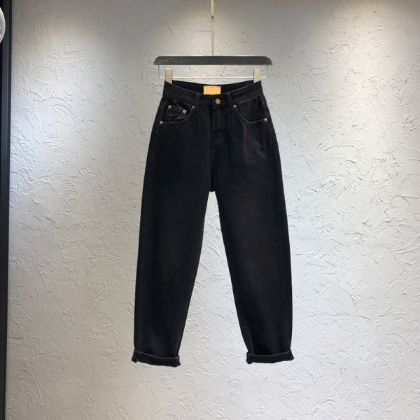 Lihtne kõrge vöökohaga musta värvi naiste teksapükste mudel