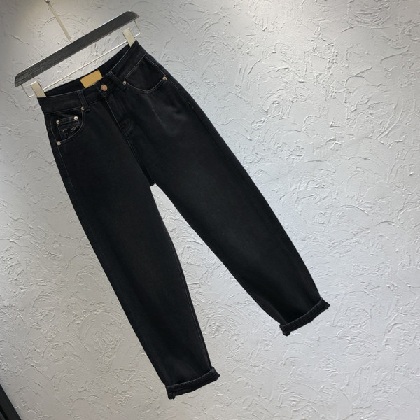 Lihtne kõrge vöökohaga musta värvi naiste teksapükste mudel