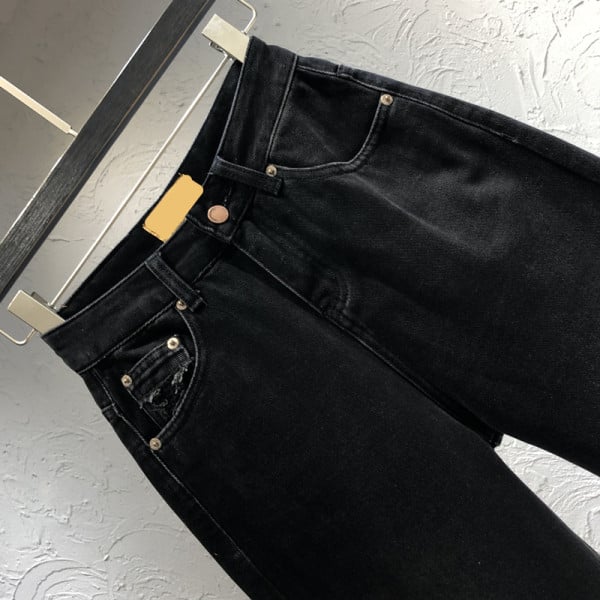 Lihtne kõrge vöökohaga musta värvi naiste teksapükste mudel