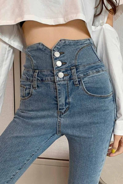 Naiste kõrge vöökoha ja nööpidega teksad