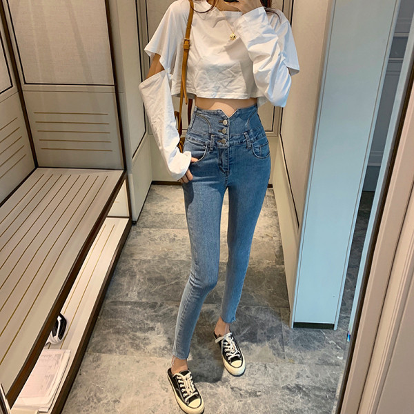 Naiste kõrge vöökoha ja nööpidega teksad