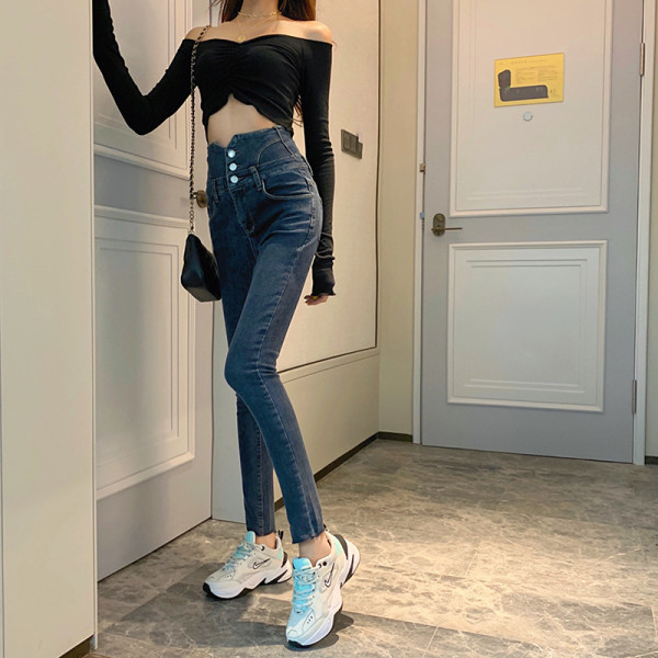 Naiste kõrge vöökoha ja nööpidega teksad