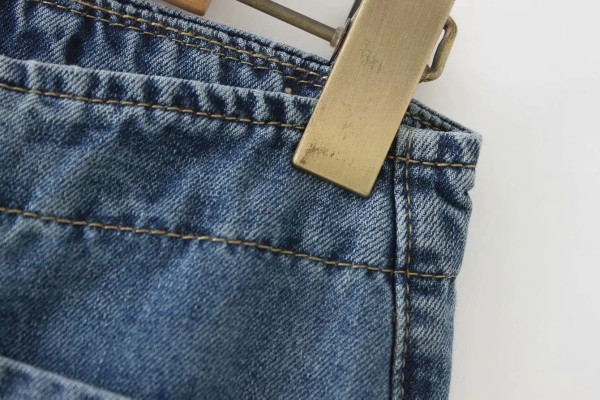 Дамски панталони от деним с копчета и джобове