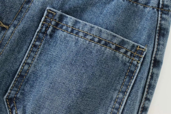 Дамски панталони от деним с копчета и джобове