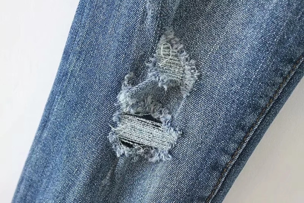 Γυναικείο παντελόνι τζιν με σκισμένα μοτίβα