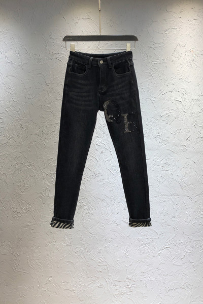 Дамски дънки в черен цвят с джоб и висока талия