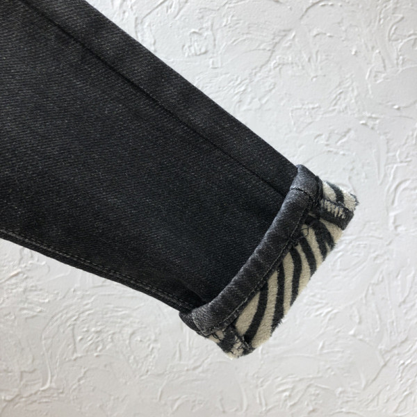 Дамски дънки в черен цвят с джоб и висока талия