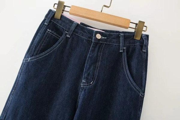 Γυναικείο τζιν μοντέλο σε ρετρό στιλ