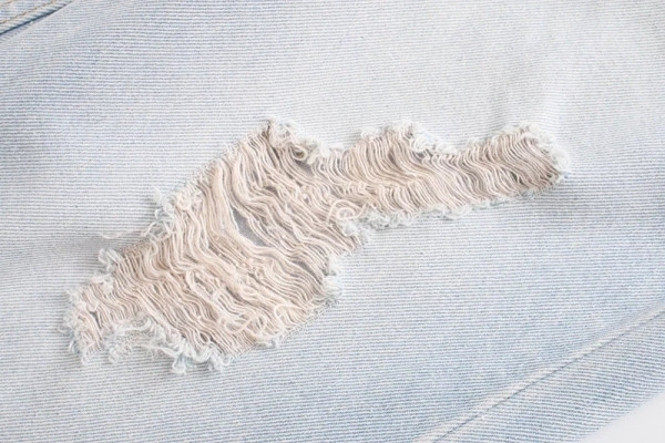 Тънки летни дънки с колан и скъсани мотиви