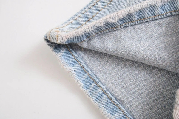 Тънки летни дънки с колан и скъсани мотиви