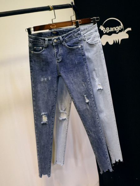 Sinise ja halli värvi rebenenud motiividega elastsed naiste teksad