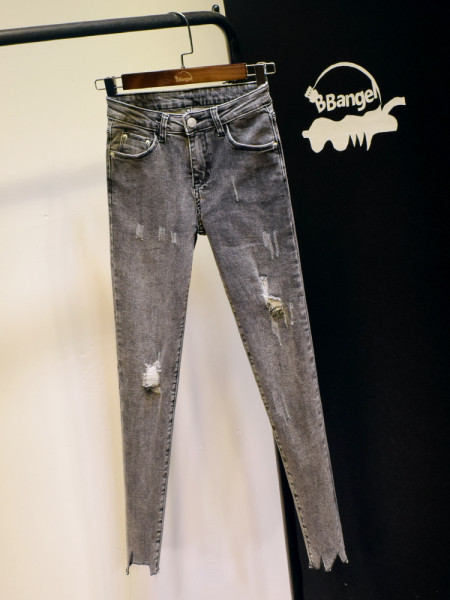 Sinise ja halli värvi rebenenud motiividega elastsed naiste teksad