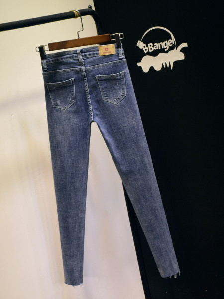 Sinise ja halli värvi rebenenud motiividega elastsed naiste teksad