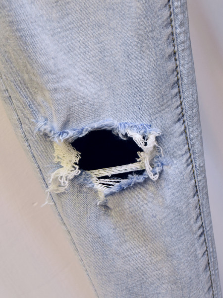 Ежедневни дамски дънки с висока талия и скъсани мотиви - син цвят