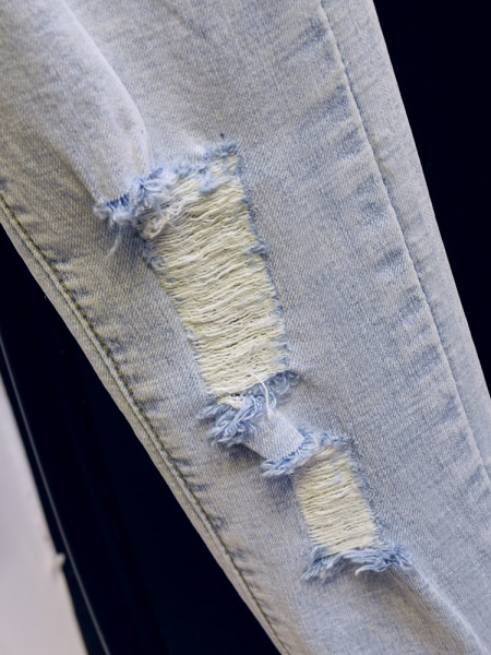 Ежедневни дамски дънки с висока талия и скъсани мотиви - син цвят