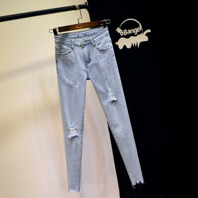 Нов модел дамски дънки със скъсани елементи в син цвят