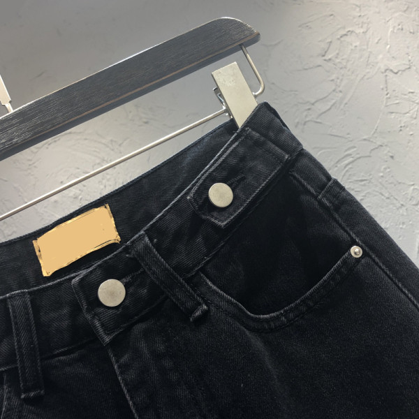 Γυναικεία μαύρα τζιν με ψηλή μέση και τσέπες