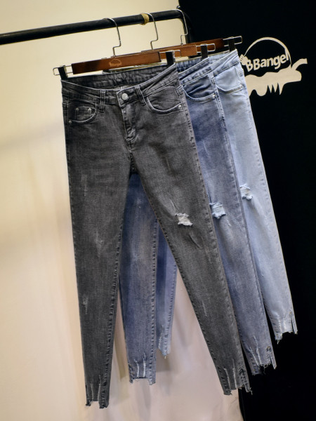 Дамски дънки Slim модел със скъсани мотиви