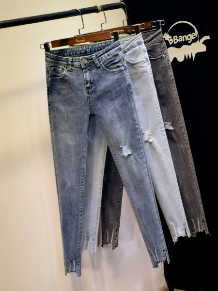 Дамски дънки Slim модел със скъсани мотиви