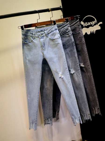 Дамски дънки Slim модел със скъсани мотиви