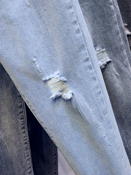 Дамски дънки Slim модел със скъсани мотиви