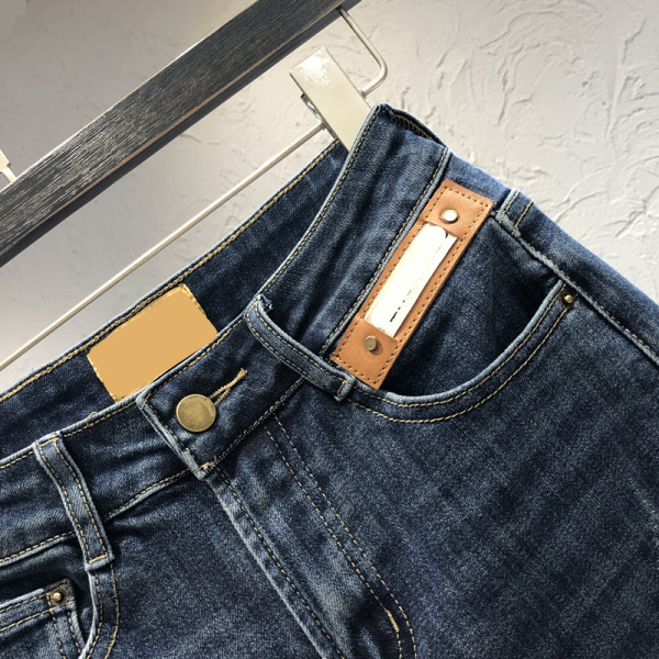 Rebenenud motiivi ja taskutega naiste vabaaja teksad