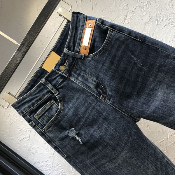 Rebenenud motiivi ja taskutega naiste vabaaja teksad