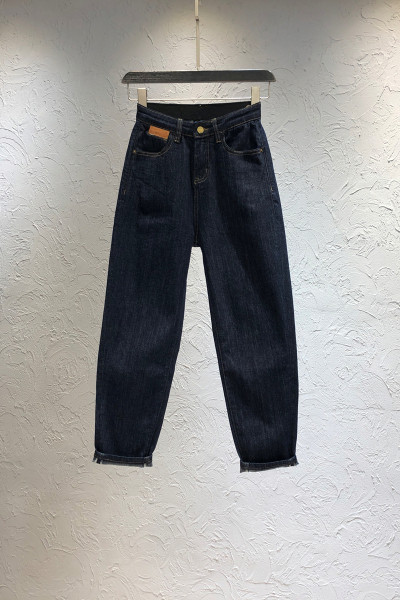 Novi model crnih ženskih traperica visokog struka