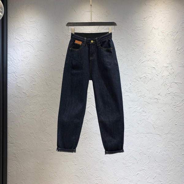 Novi model crnih ženskih traperica visokog struka