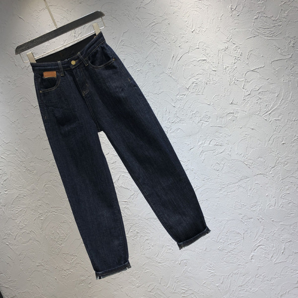 Novi model crnih ženskih traperica visokog struka