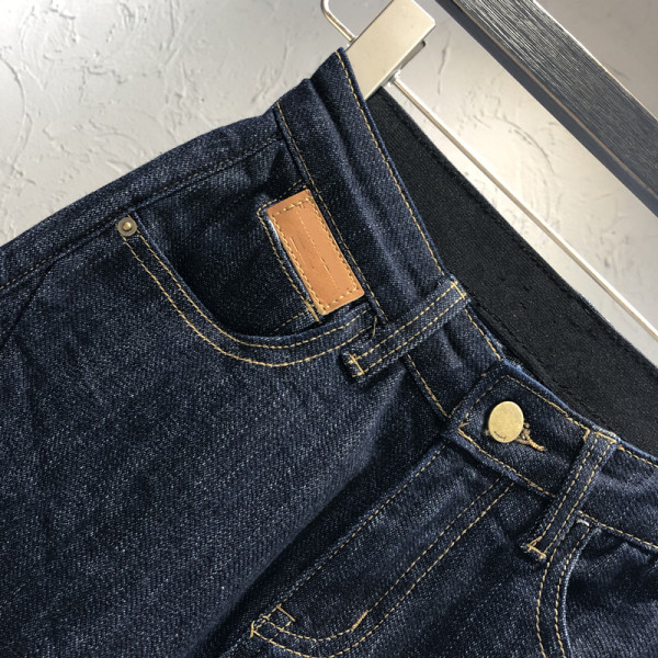 Novi model crnih ženskih traperica visokog struka