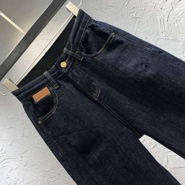 Novi model crnih ženskih traperica visokog struka