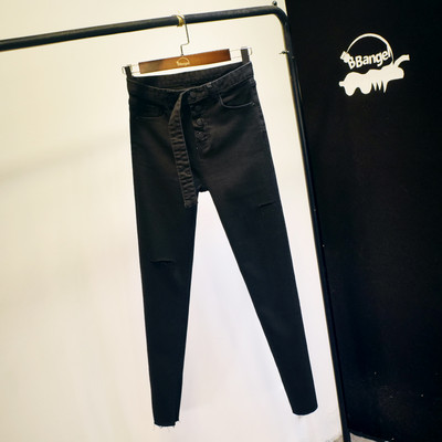 Λεπτό γυναικείο τζιν με κουμπιά και σκισμένα μοτίβα