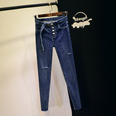 Λεπτό γυναικείο τζιν με κουμπιά και σκισμένα μοτίβα