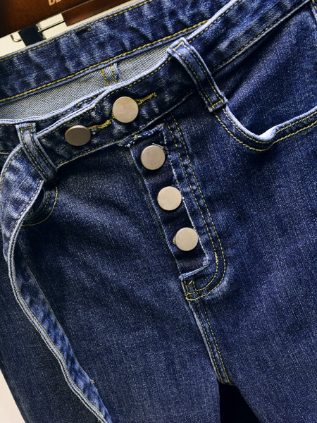 Λεπτό γυναικείο τζιν με κουμπιά και σκισμένα μοτίβα