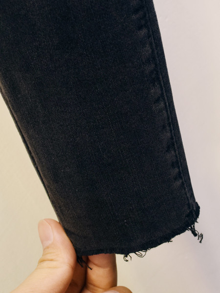 Дамски вталени дънки с цип - висока талия в черен цвят