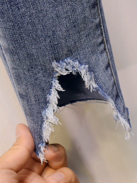 Kõrge vöökoha ja rebenenud motiividega vabaaja naiste teksad - Slim mudel