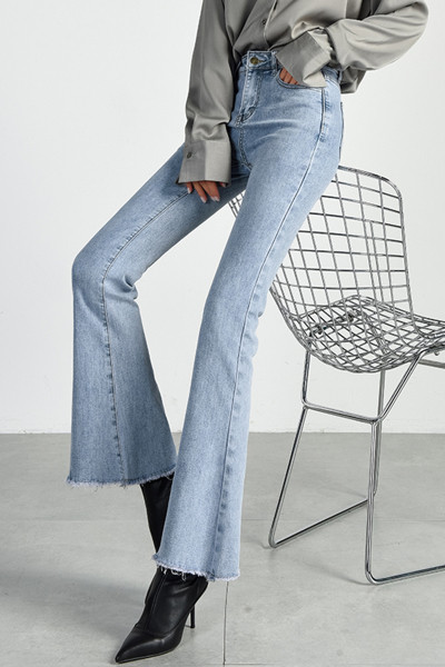 Γυναικεία τζιν και ψηλό γιακά