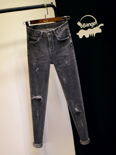 Novi model pripijenih ženskih traperica u sivoj boji sa poderanim motivima