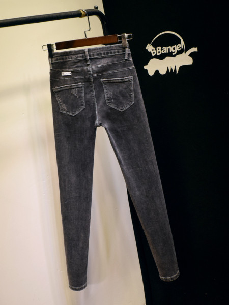 Novi model pripijenih ženskih traperica u sivoj boji sa poderanim motivima