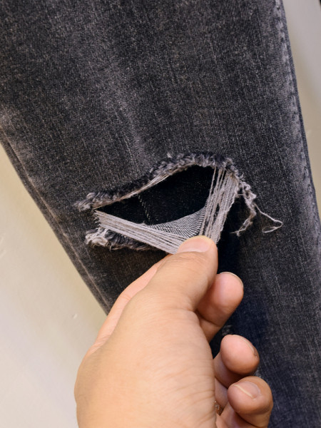 Novi model pripijenih ženskih traperica u sivoj boji sa poderanim motivima