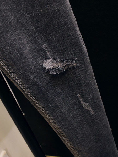 Novi model pripijenih ženskih traperica u sivoj boji sa poderanim motivima