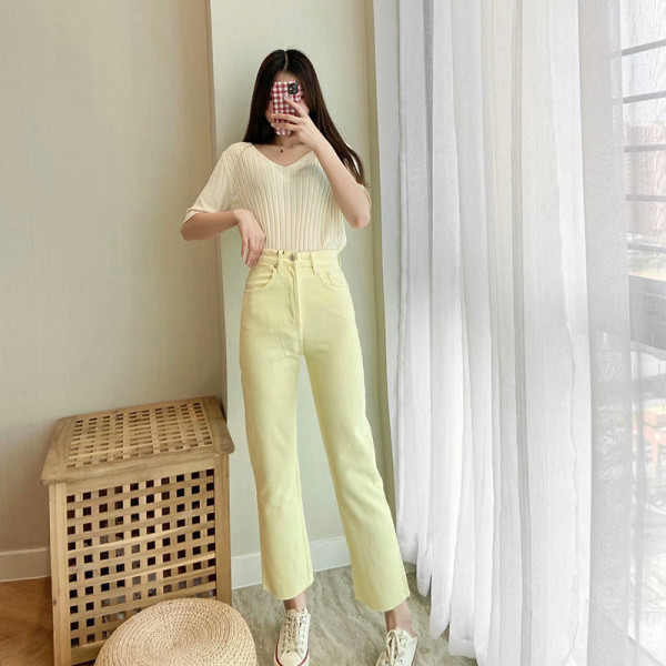 Μοντέλο τζιν casual σε κίτρινο χρώμα