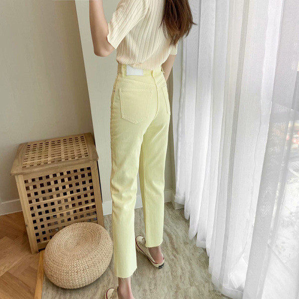 Μοντέλο τζιν casual σε κίτρινο χρώμα