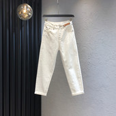 Uus kõrge vöökoha ja valgete ja mustade taskutega naiste teksapükste mudel