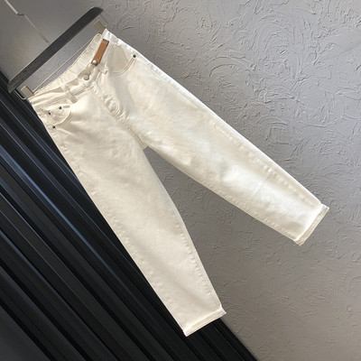 Uus kõrge vöökoha ja valgete ja mustade taskutega naiste teksapükste mudel