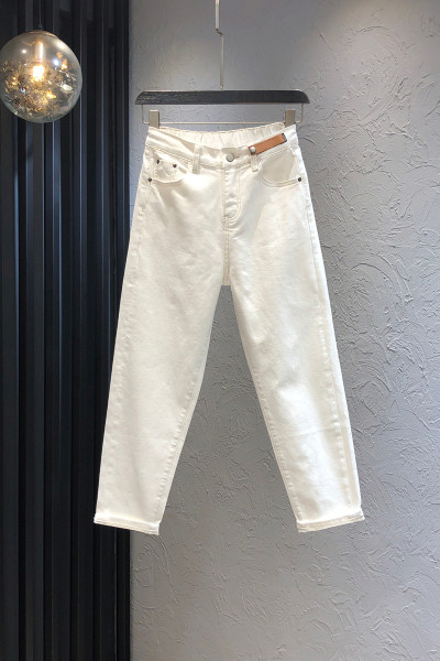 Uus kõrge vöökoha ja valgete ja mustade taskutega naiste teksapükste mudel