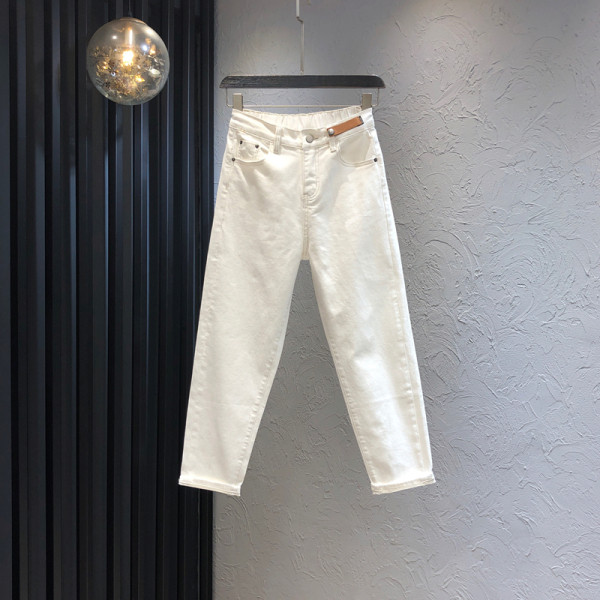 Uus kõrge vöökoha ja valgete ja mustade taskutega naiste teksapükste mudel