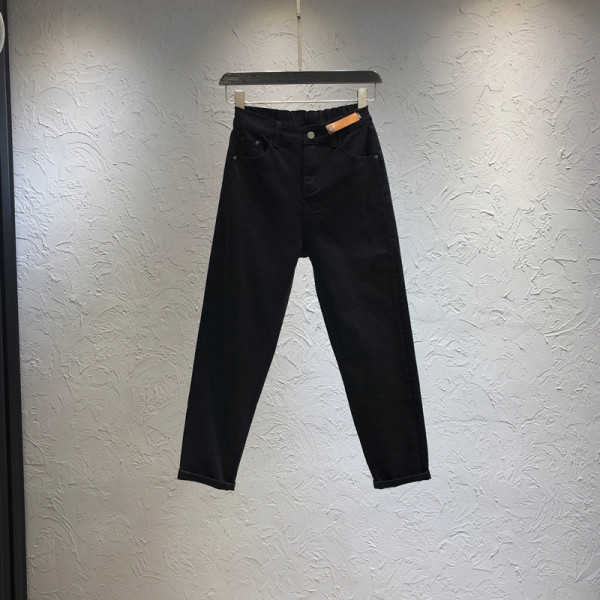 Uus kõrge vöökoha ja valgete ja mustade taskutega naiste teksapükste mudel